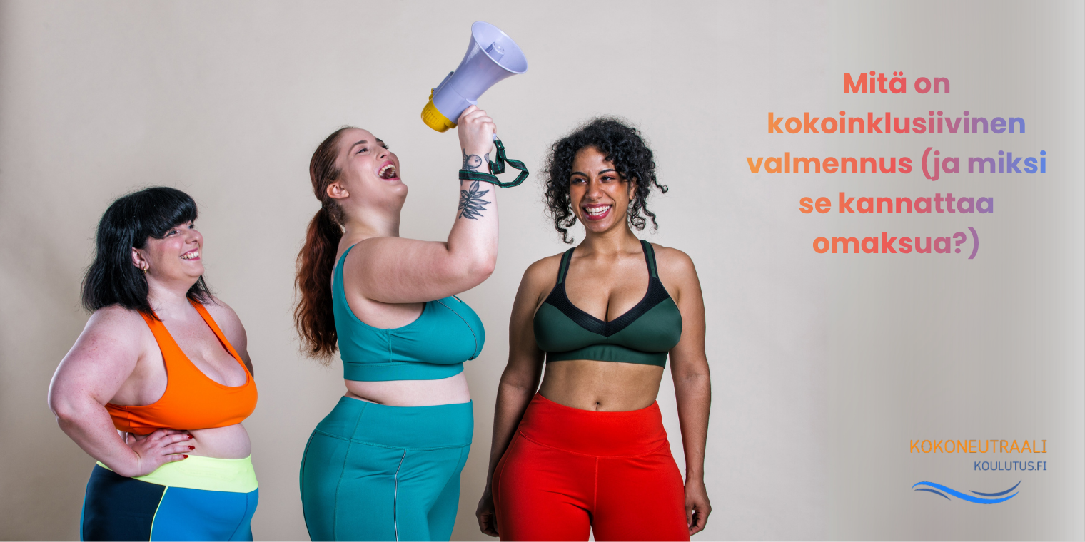 Kolme eri kokoista naista urheiluvaatteissa hymyilemässä. Kuva havainnollistaa kokoinklusiivista ja kokoneutraalia valmennusta.